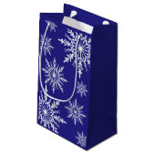 Weiße Winter-Schneeflocken auf Blau frohe Kleine Geschenktüte (Rückseite Schrägansicht)