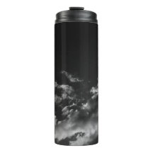 Weiße Wolke, schwarzer Himmel