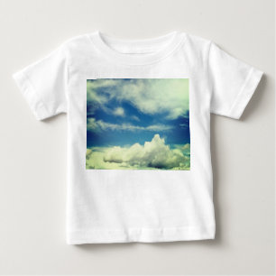 Weiße Wolken, an einem blauen Himmel Baby T-shirt