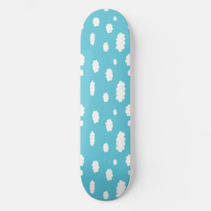 Weiße Wolken auf dem Hintergrund des blauen Himmel Skateboard