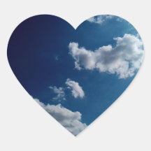 Weiße Wolken auf einem dunkelblauen Himmel