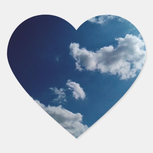 Weiße Wolken auf einem dunkelblauen Himmel Herz-Aufkleber (Vorderseite)