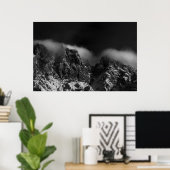 Weiße Wolken bedecken Berge Poster (Heimbüro)