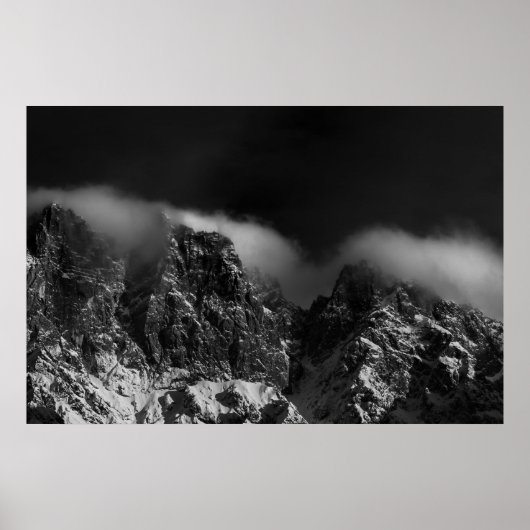 Weiße Wolken bedecken Berge Poster (Vorne)