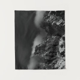 Weiße Wolken bedecken Berge Wandteppich