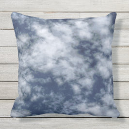 Weiße Wolken gegen blauen Himmel auf Wurfskissen Kissen Für Draußen
