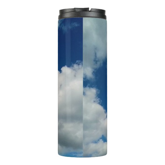 Weiße Wolken Thermosbecher (Rückseite)