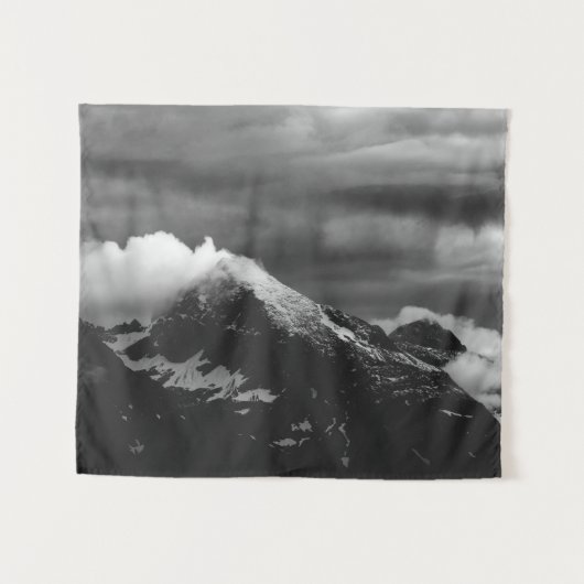 Weiße Wolken über den dunklen Bergen Wandteppich (Vorderseite (Horizontal))