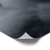 Weiße Wolken über den dunklen felsigen Bergen Poster (Ecke)