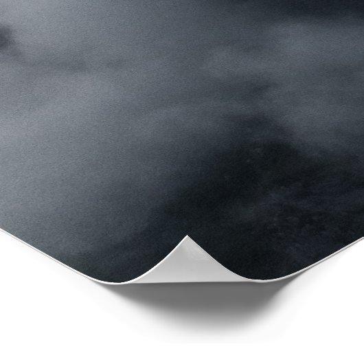 Weiße Wolken über den dunklen felsigen Bergen Poster (Ecke)