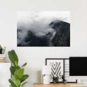 Weiße Wolken über den dunklen felsigen Bergen Poster (Heimbüro)