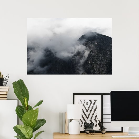 Weiße Wolken über den dunklen felsigen Bergen Poster (Heimbüro)