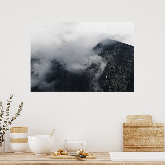 Weiße Wolken über den dunklen felsigen Bergen Poster (Küche)