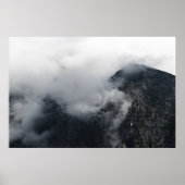 Weiße Wolken über den dunklen felsigen Bergen Poster (Vorne)