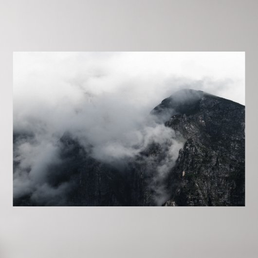 Weiße Wolken über den dunklen felsigen Bergen Poster (Vorne)