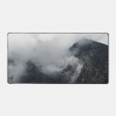 Weiße Wolken über den dunklen felsigen Bergen Schreibtischunterlage (Vorderseite)
