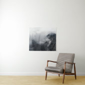 Weiße Wolken über den dunklen felsigen Bergen Wandteppich (Beispiel (Horizontal))