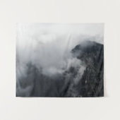 Weiße Wolken über den dunklen felsigen Bergen Wandteppich (Vorderseite (Horizontal))