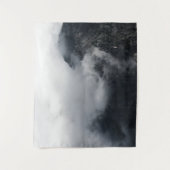 Weiße Wolken über den dunklen felsigen Bergen Wandteppich (Vorderseite)