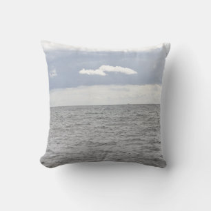 weiße Wolken über grauem Meer Kissen