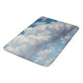 Weiße Wolken und klarer blauer Himmel Badematte (Schrägansicht)