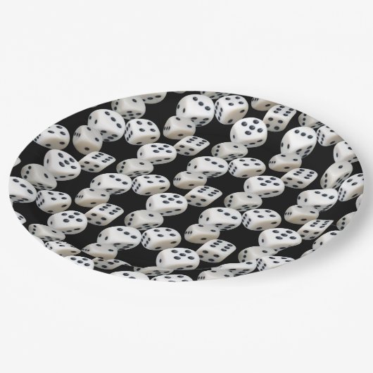 Weiße Würfel auf schwarz Pappteller (Schrägansicht)