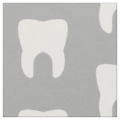 Weiße Zähne auf einem grauen Hintergrund Stoff (Nahaufnahme)