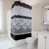 Weiße Zierspitze abgeschieden auf schwarzem Hinter Duschvorhang (Beispiel)