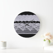 Weiße Zierspitze, abgeschiedener schwarzer Hinterg Große Wanduhr (Zuhause)