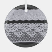 Weiße Zierspitze, abgeschiedener schwarzer Hinterg Ornament Aus Glas (Vorderseite)