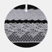 Weiße Zierspitze, abgeschiedener schwarzer Hinterg Ornament Aus Glas (Rückseite)