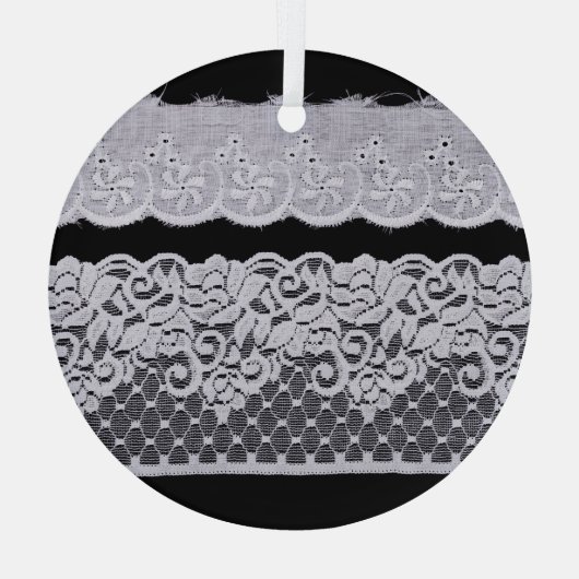 Weiße Zierspitze, abgeschiedener schwarzer Hinterg Ornament Aus Glas (Rückseite)