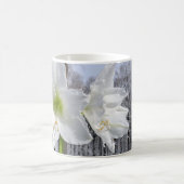 Weißer Amaryllis und Schnee II Kaffeetasse (Mittel)