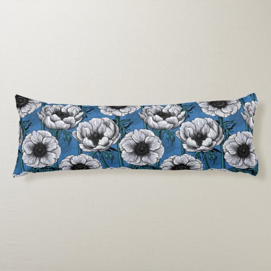 Weißer Anemongarten Seitenschläferkissen (Vorderseite)