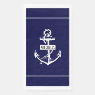 Weißer Anker, Linien und Name auf marineblauen Was Serviette