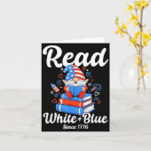 Weißer blauer USA-Gnom liest 4. Juli Karte (Gelbe Blume)