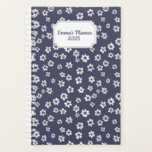 Weißer Blumenplaner mit blauem Hintergrund | custo Planer (Vorderseite)
