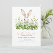 Weißer Bunny und Florals Ostern Brunch Eierjagd Einladung (Stehend Vorderseite)