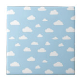 Weißer Cartoon Wolken auf blauem Hintergrund Fliese (Vorderseite)