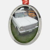 weißer chevy Nova 1963 mit Vorderansicht des Silbernes Ornament (Links)