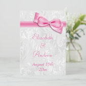 Weißer Damast und Imitat Rosa Bow Hochzeit Einladung (Stehend Vorderseite)