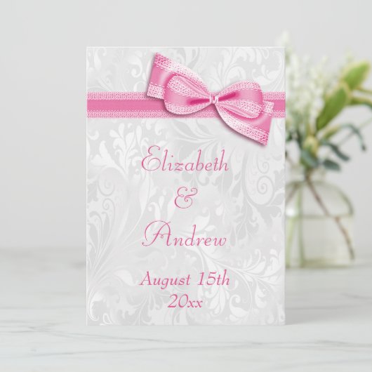 Weißer Damast und Imitat Rosa Bow Hochzeit Einladung (Stehend Vorderseite)