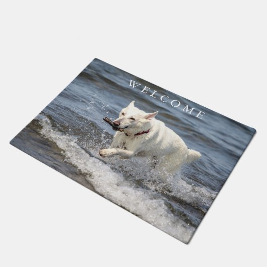 Weißer deutscher Schäfer auf See George Fußmatte (Schrägansicht)