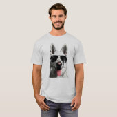 Weißer Deutscher Schäferhund mit Sonnenbrille T-Shirt (Vorne ganz)