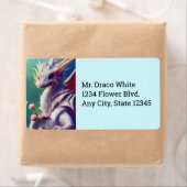 Weißer Drache mit Blume, die das Etikett verschick (Insitu)