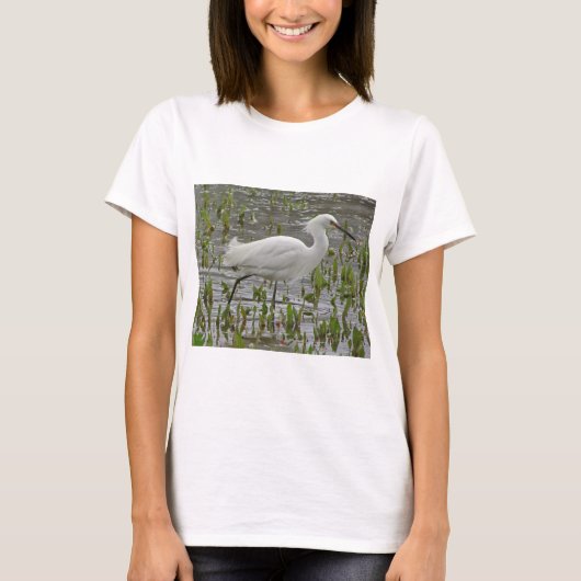 Weißer Egret in Wasser und Grüntöne Naturschaumvog T-Shirt (Vorderseite)