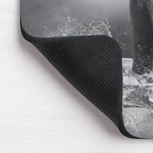 Weißer Eisbär-Jäger auf dem Eis im Wasser Mousepad (Ecke)