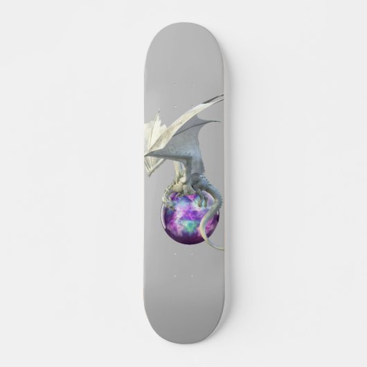Weißer Eisdrache mit magischer Spur Skateboard (Vorne)