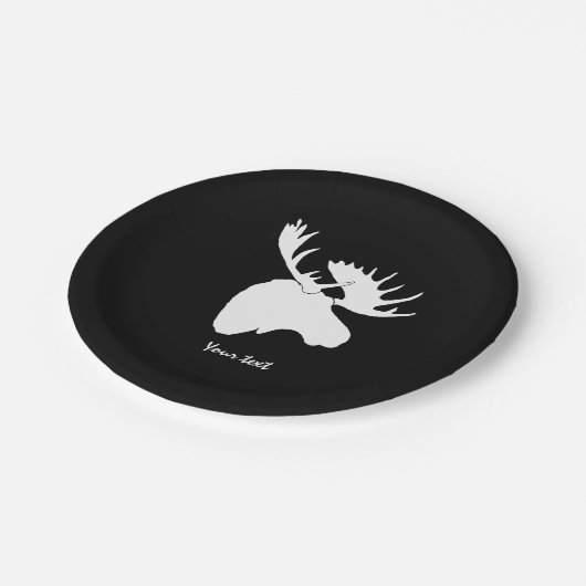 weißer Elch vor schwarzem Hintergrund Pappteller (Schrägansicht)