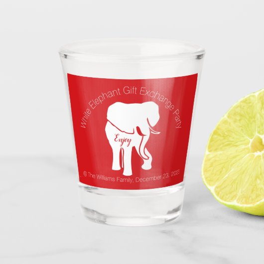 Weißer Elefant auf rotem Schnapsglas (Vorderseite)